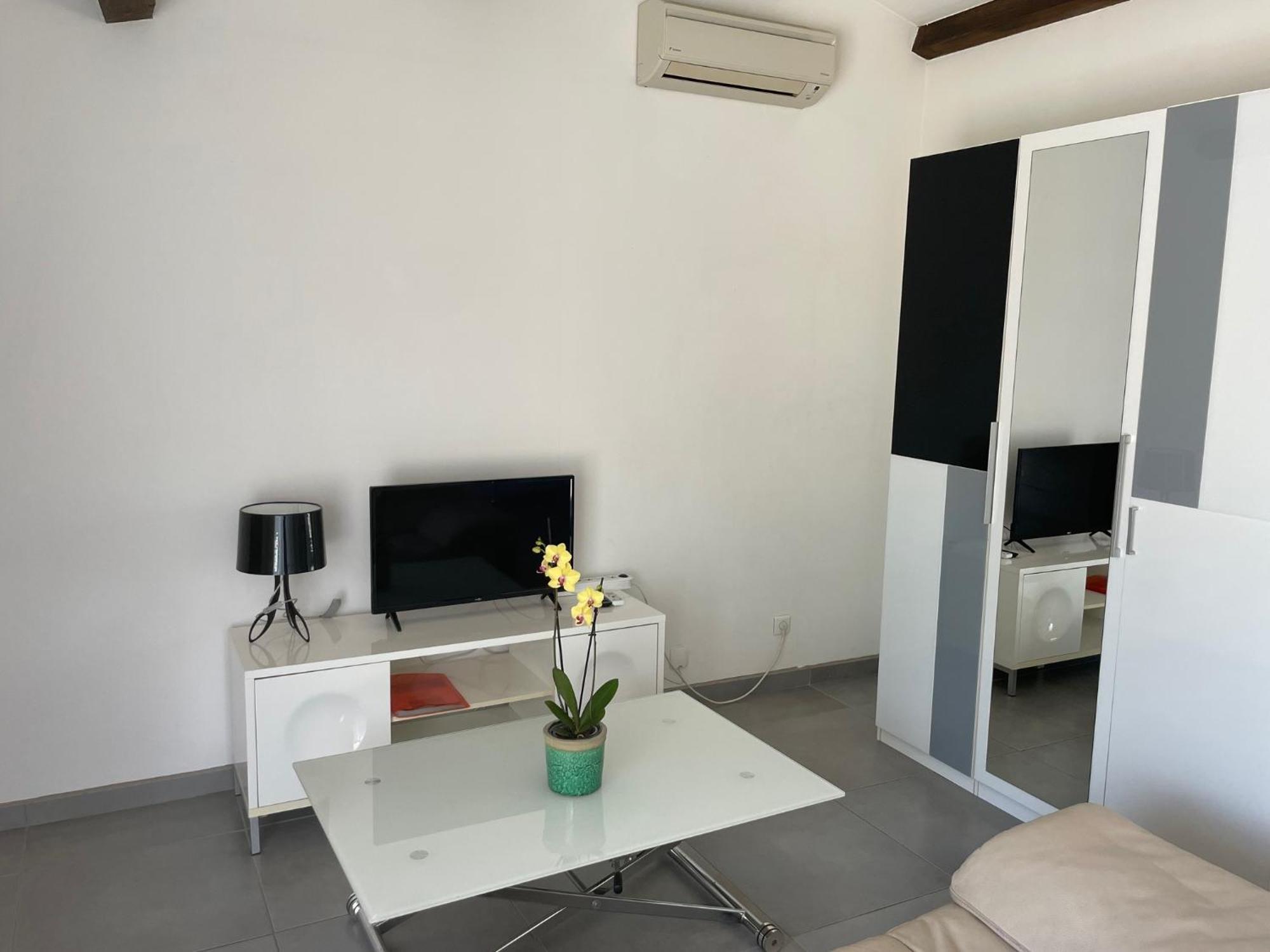 Studio Charmant Avec Terrasse Lançon-Provence Exteriér fotografie